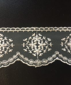 3016 Hímzett tüllcsipke nyers 55mm-es